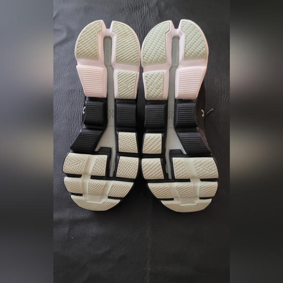 On Running Sneaker Cloudflyers women size 7.5 - Picture 9 of 12